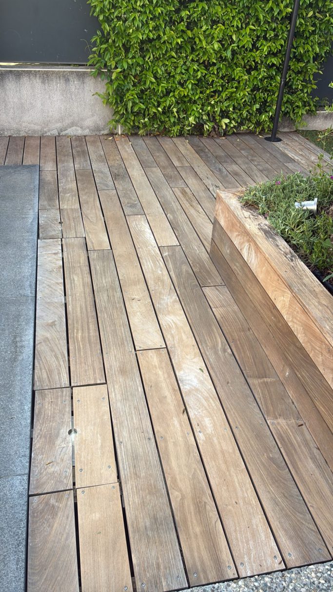 Nettoyage d'une terrasse en bois exotique à Romans sur Isère