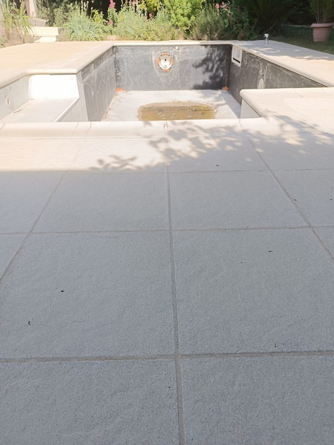 Terrasse de piscine en dalle béton après