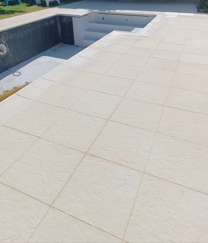 Terrasse de piscine en dalle béton après