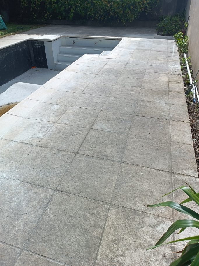 Terrasse de piscine en dalle béton avant