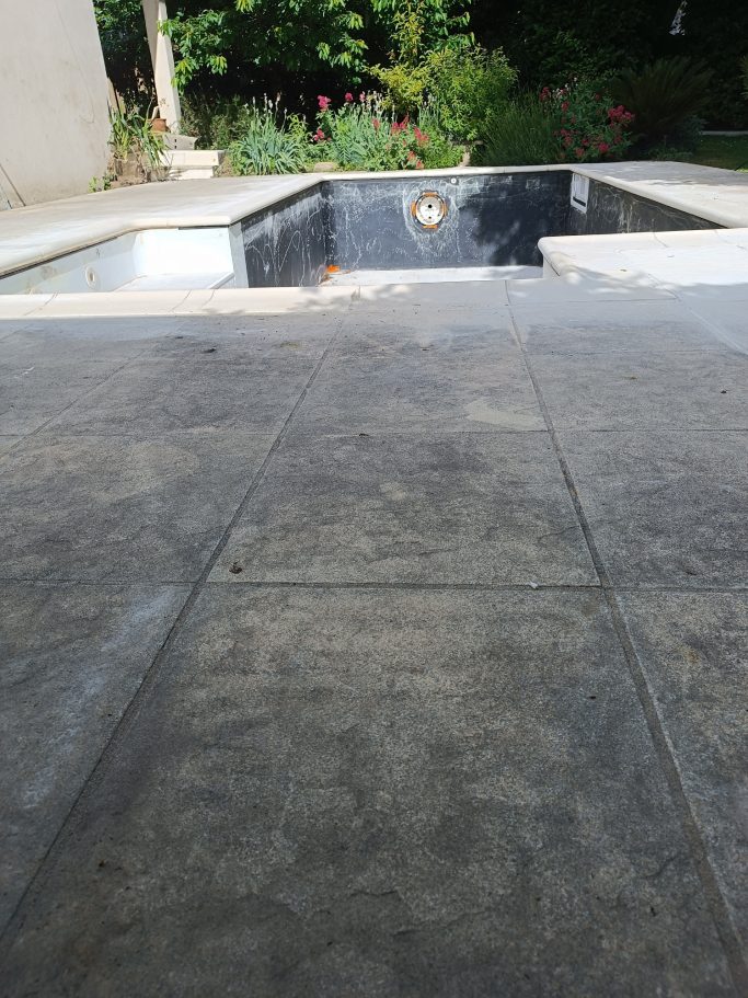 Terrasse de piscine en dalle béton avant